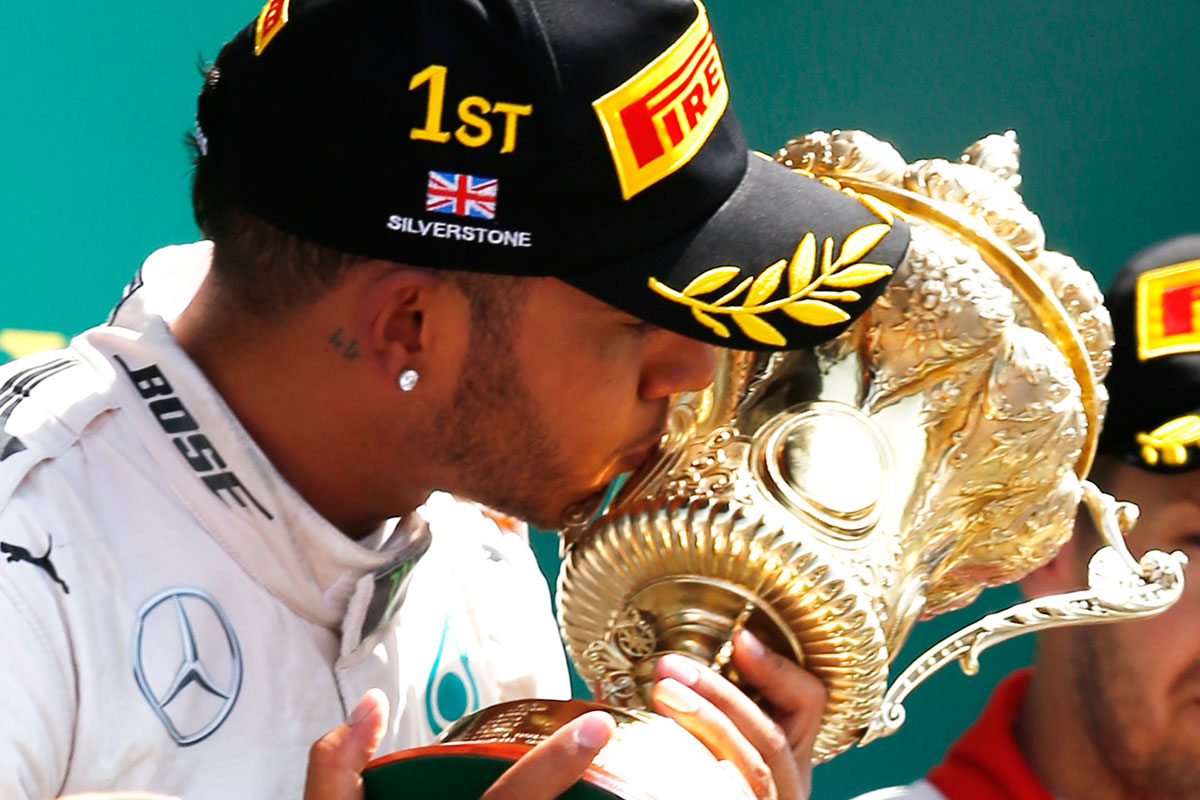 F1-GP-England2015-Hamilton-Pokal