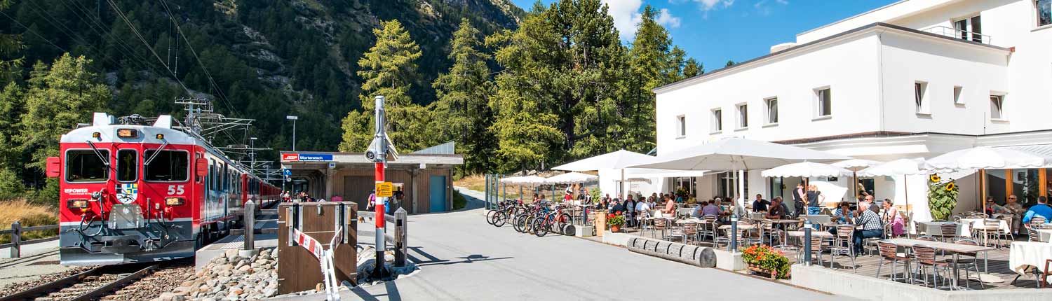 Morteratsch verano desde el exterior con el ferrocarril