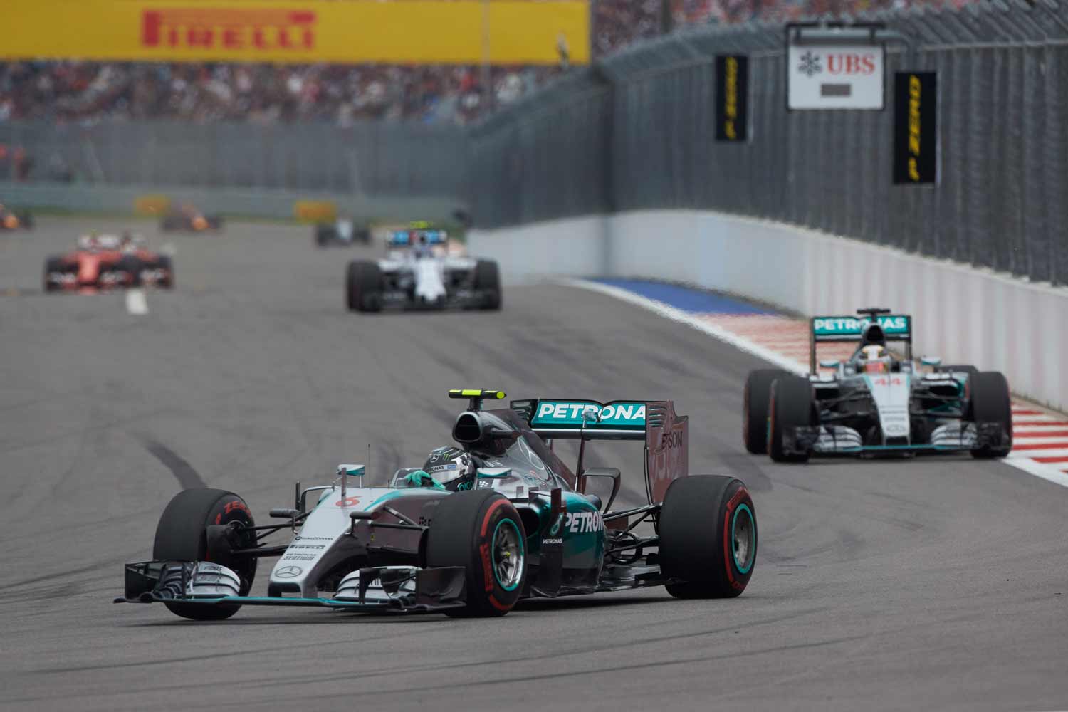 F1-GP-Russland2015-Mercedes-on-track2