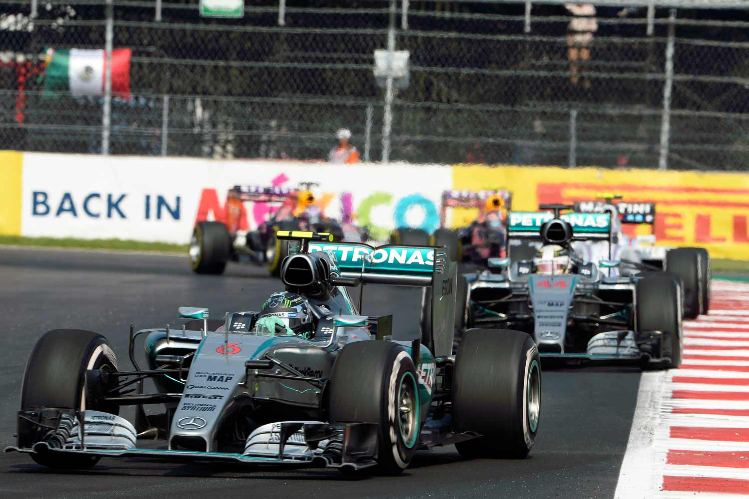 F1-Mexique-Mercedes-on-track3