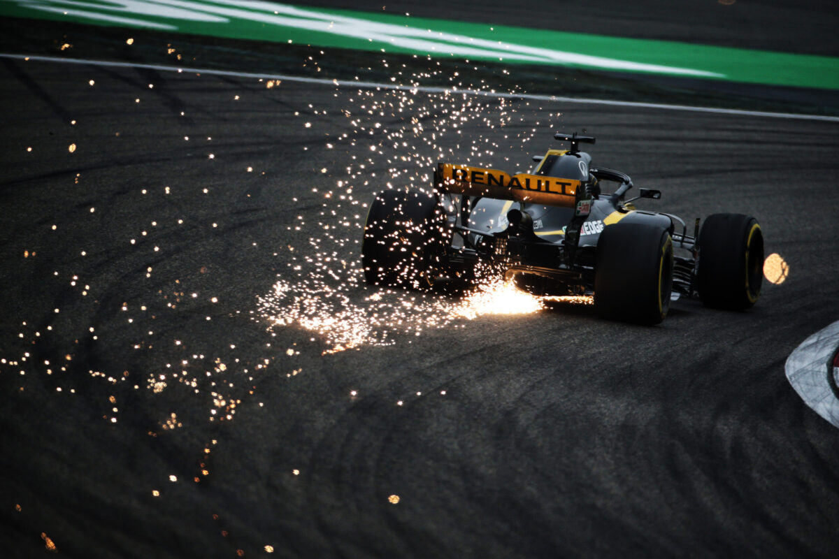 Nico Hulkenberg (GER) Renault Sport F1 Team RS18 fa volare le scintille.Gran Premio di Cina, sabato 14 aprile 2018.Shanghai, Cina.