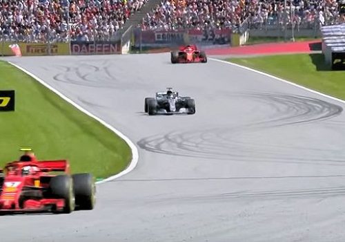 Hamilton vuelve de la primera parada en boxes
