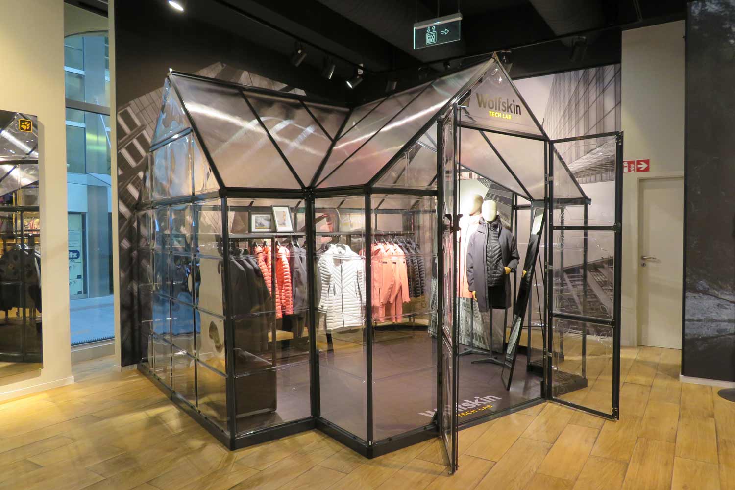 Jack Wolfskin Flagship Store Stuttgart inszeniert Linie mit neuem Glashaus