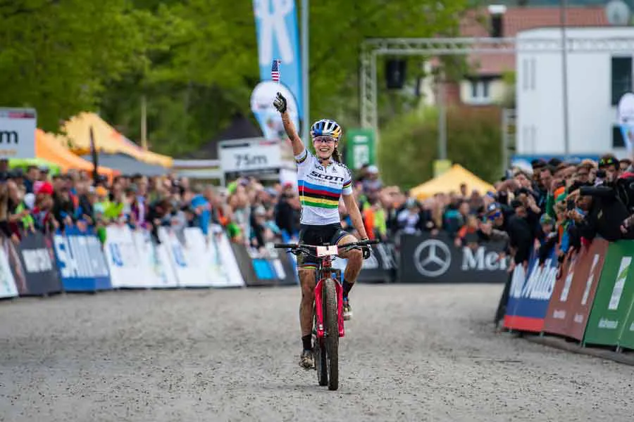 Kate Courtney holt ihren ersten Weltcup-Sieg