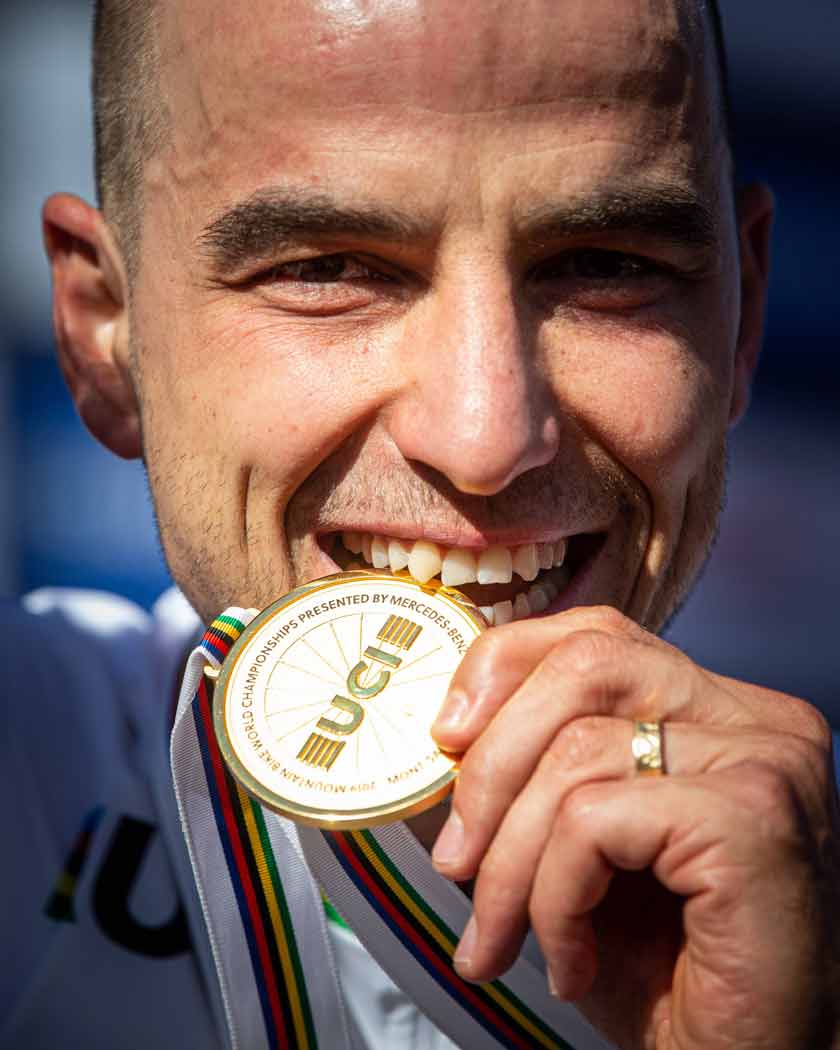 Nino Schurter, mordiendo su medalla de oro del Campeonato del Mundo