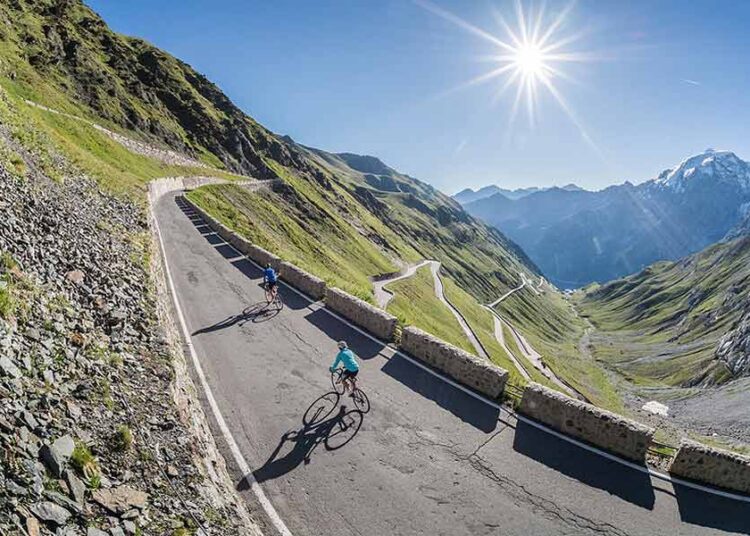 Stilfser Joch Radfahrer im oberen Bereich des Passes - Alpenpass für Radfahrer