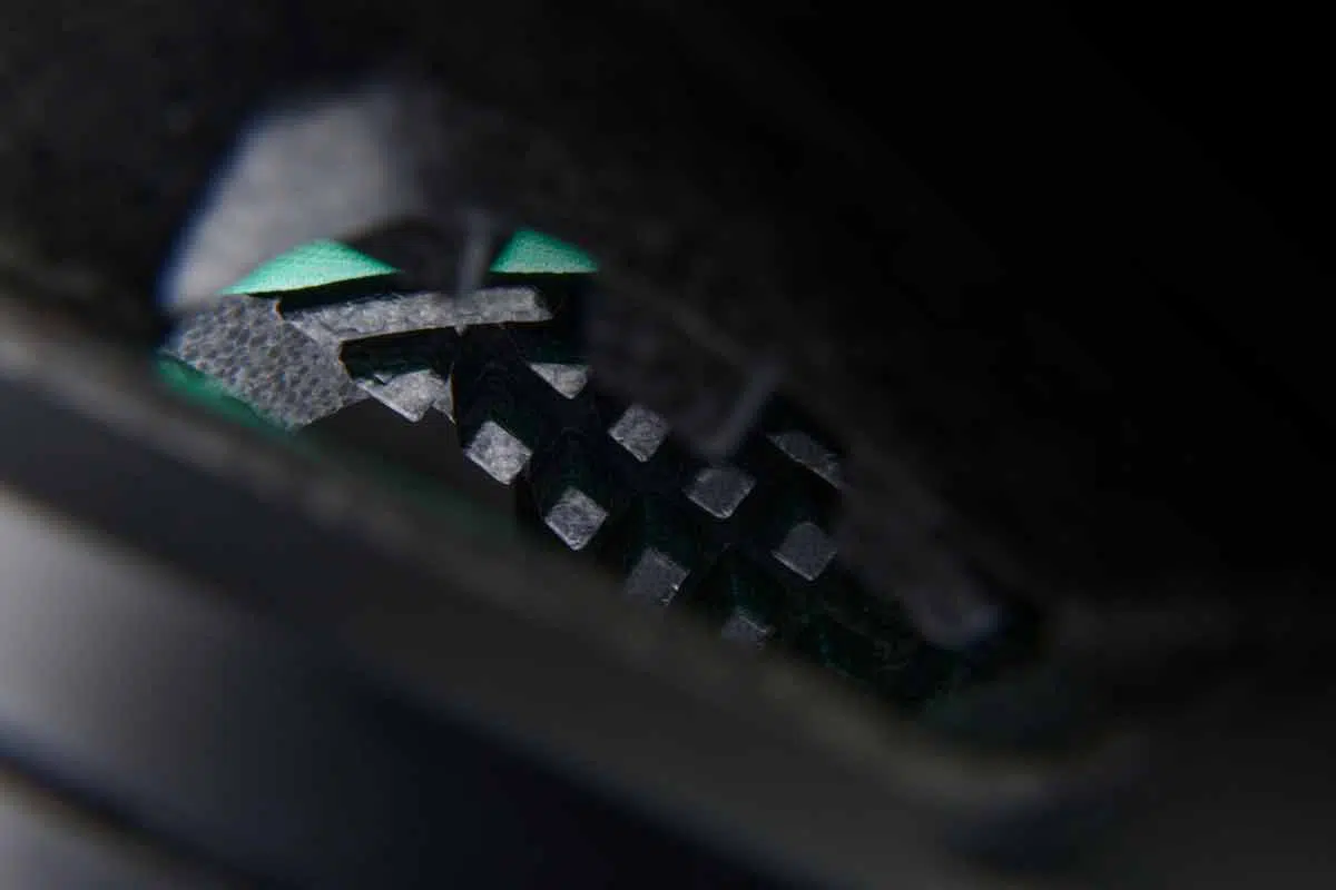 Lazer-KinetiCore-J-SIDE-VENT_Cleaned_Edited-web