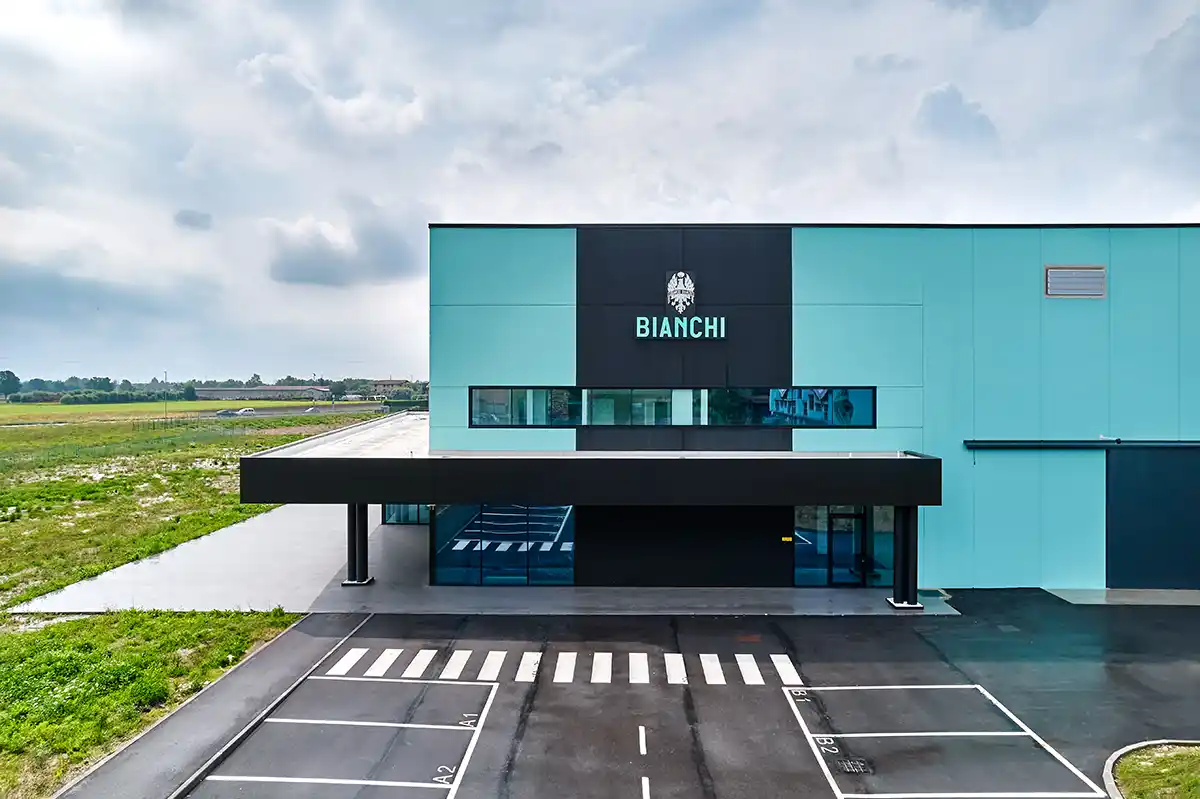 Bianchi eröffnet neue Fabrik