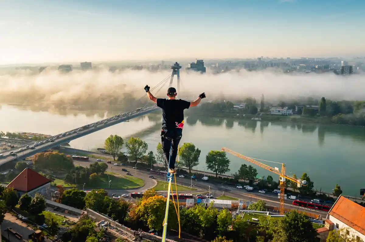Lo slackliner Jaan Roose stabilisce un nuovo record mondiale attraversando il Danubio.