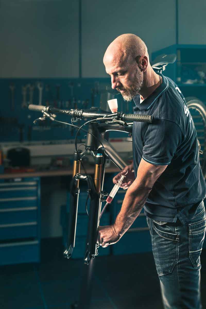Shimano-Servicecenter_Arbeit1_800x1200-web Shimano-Servicecenter_Arbeit1_800x1200-web