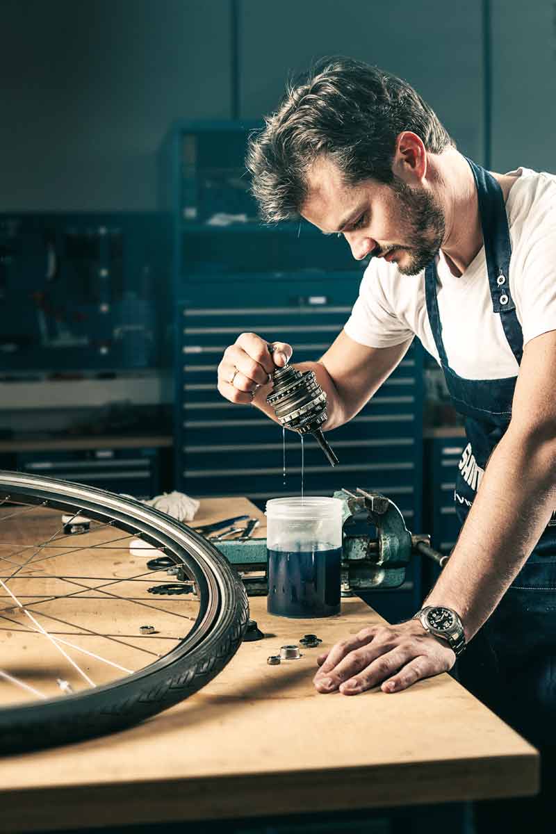 Shimano-Servicecenter_Arbeit2_800x1200-web Shimano-Servicecenter_Arbeit2_800x1200-web