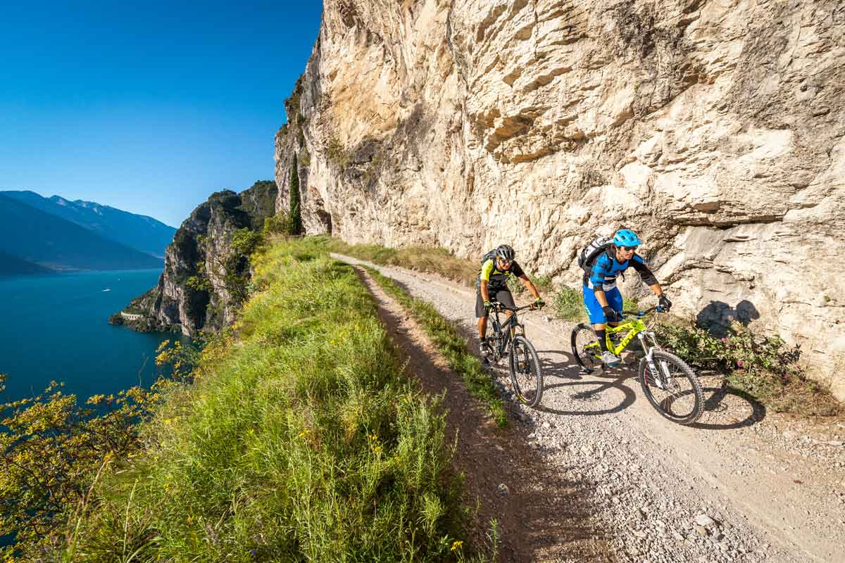 Tour in bicicletta in Trentino, sopra il lago di Garda